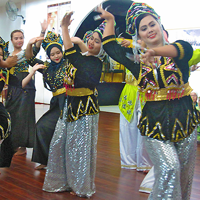 バジャウ族伝統舞踊